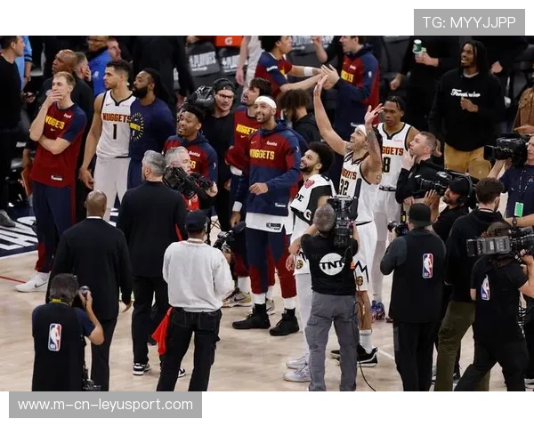 乔治外线三分压哨命中，快船绝杀成功——激动人心的篮球时刻
